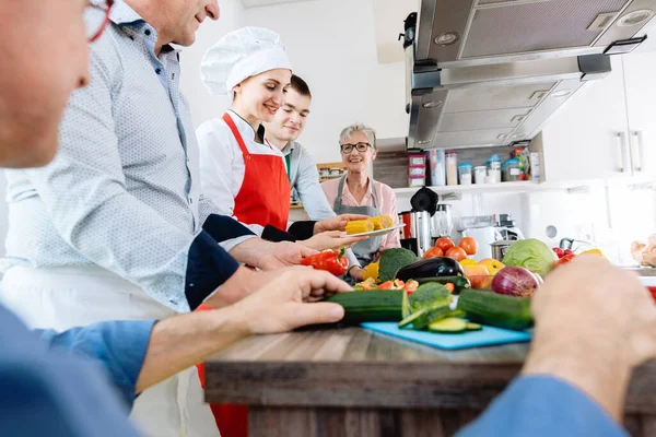 Menschen lernen gesundes Kochen in der Ausbildungsküche — Stockfoto