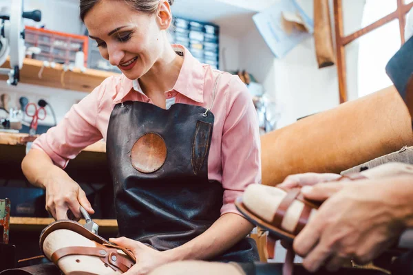 Frau und Mann Schuhmacher arbeiten zusammen — Stockfoto