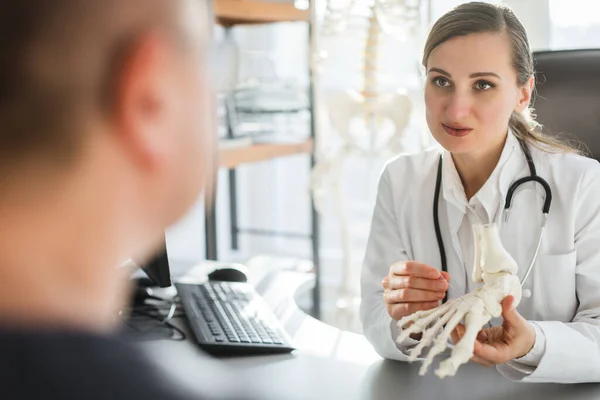 Medico che spiega la procedura al paziente — Foto Stock