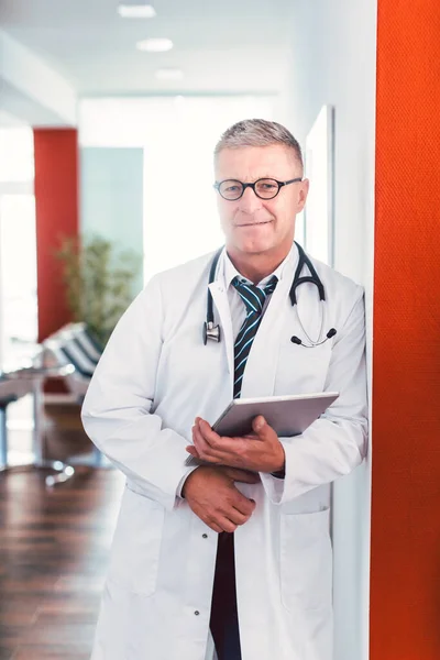 Doctor standing in his practice — Stockfoto