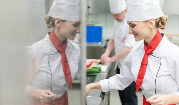 Chefs Grote Commerciële Keuken Koken Samen Maaltijden Roeren Saus — Stockfoto