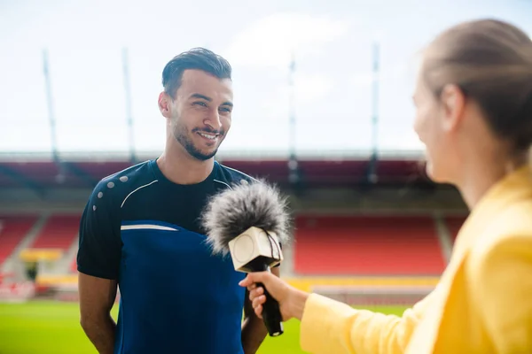 Repórter Entrevistando Jogador Futebol Estádio Segurando Microfone Mão — Fotografia de Stock