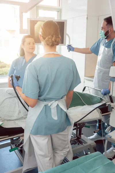 Lekarze Oddziale Wewnętrznym Szpitala Wykonujący Endoskopię Chirurgii — Zdjęcie stockowe