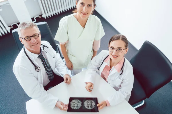 Equipo Médicos Enfermeras Reunión Usando Una Tableta Que Muestra Una — Foto de Stock