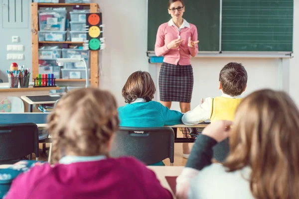 Nauczyciel Klasie Uczniami Czwartej Klasy Przed Czarną Tablicą Edukacja Jest — Zdjęcie stockowe