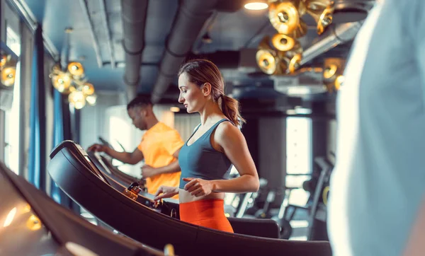 Mannen Vrouwen Diversiteitsgroep Fitnessruimte Trainen Door Loopband Lopen — Stockfoto