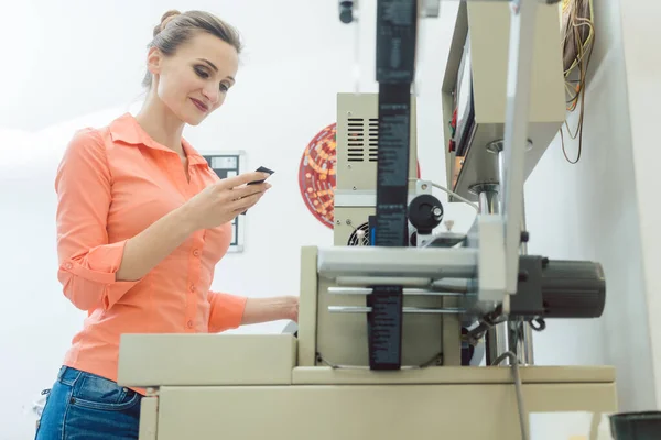 Робоча Жінка Перевіряє Текстильну Етикетку Свіжою Друкарської Машини — стокове фото
