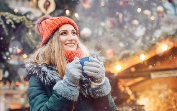 Mujer Frente Árbol Navidad Mercado Invierno Bebiendo Vino Caliente Mirando — Foto de Stock