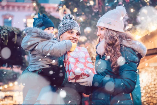 Familie Mit Kind Vergnügt Sich Auf Dem Weihnachtsmarkt — Stockfoto