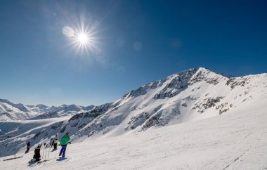 Bulgaristan 'ın Bansko kentinin kış manzarası kayak sezonunda insanlarla dolu