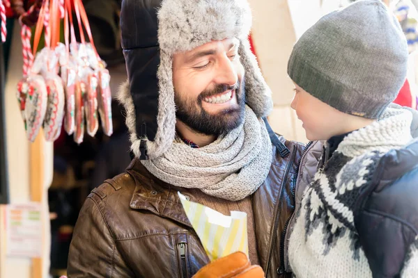 Vater Und Sohn Essen Süße Gebrannte Mandeln Auf Weihnachtsmarkt — Stockfoto
