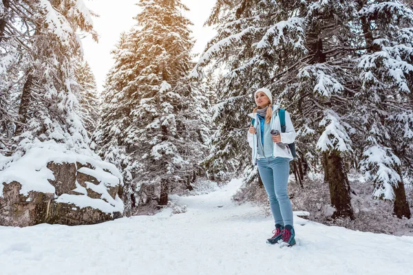 Mujer Pie Nieve Fría Caminando Por Camino Través Del Bosque —  Fotos de Stock