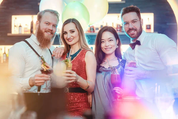 Diversos Amigos Jóvenes Felices Divirtiéndose Disfrutando Bebidas Fiesta — Foto de Stock