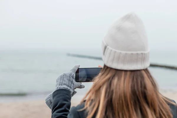 Женщина Фотографирует Пляже Зимой Телефону — стоковое фото