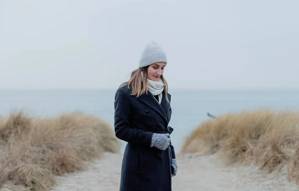 Γυναίκα Στην Παραλία Της Βαλτικής Θάλασσας Χειμώνα Στοχαστική Διάθεση — Φωτογραφία Αρχείου