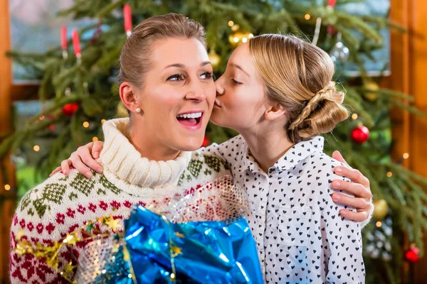 Madre Recibiendo Regalo Beso Hija Mañana Navidad —  Fotos de Stock