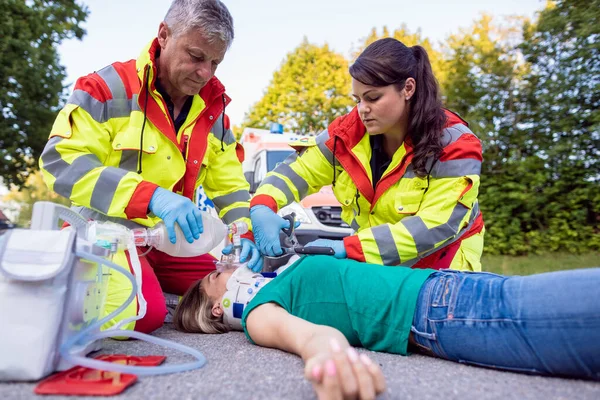 Emergency Doctor Ventilating Injured Woman Motorbike Accident Giving First Aid — Stock Photo, Image