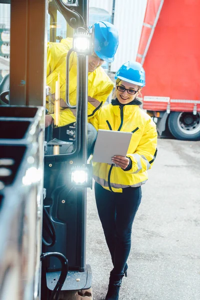 Lavoratore Manager Presso Centro Distribuzione Dietro Carrello Elevatore — Foto Stock