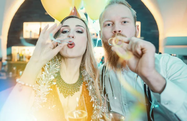 Retrato Jovem Casal Desfrutando Celebração Soprando Bolhas Com Varinha Festa — Fotografia de Stock