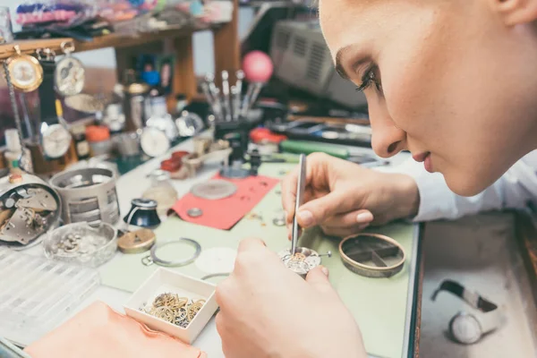 Fleißige Uhrmacherin Arbeitet Fleißig Der Reparatur Einer Uhr — Stockfoto