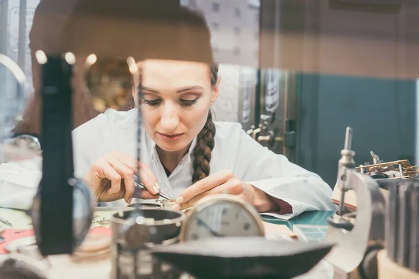 Fleißige Uhrmacherin Arbeitet Fleißig Der Reparatur Einer Uhr — Stockfoto