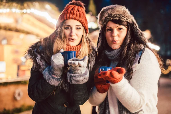 Dos Mujeres Con Vino Caliente Caliente Con Especias Copas Frente — Foto de Stock