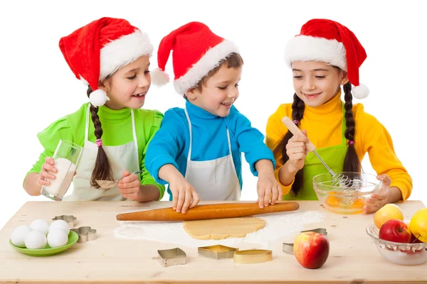 クリスマス料理と 3 人の子供 — ストック写真