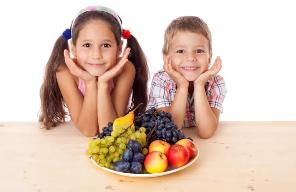 Kids with plate of fruit — Stock Photo, Image