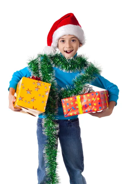 Lachendes Mädchen mit Weihnachtsmütze und Geschenkschachteln — Stockfoto