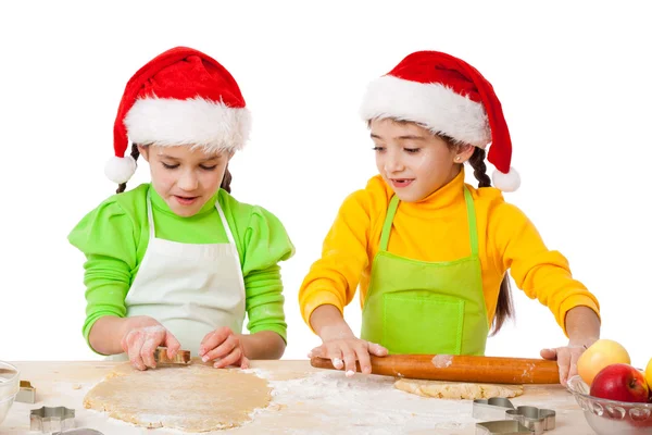 クリスマス料理と二人の笑顔の女の子 — ストック写真