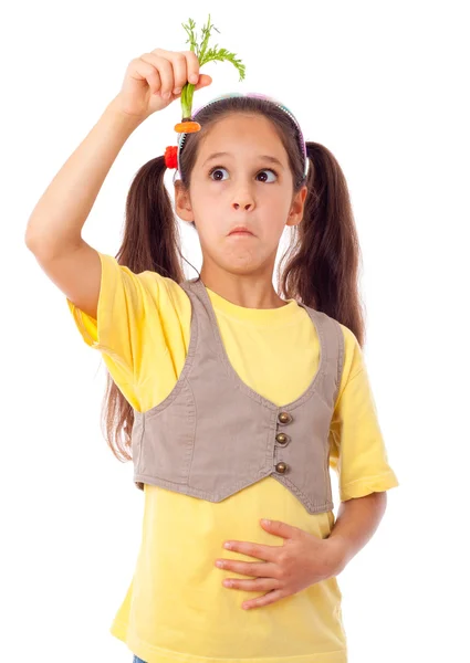 Menina com dor de estômago e cenoura — Fotografia de Stock