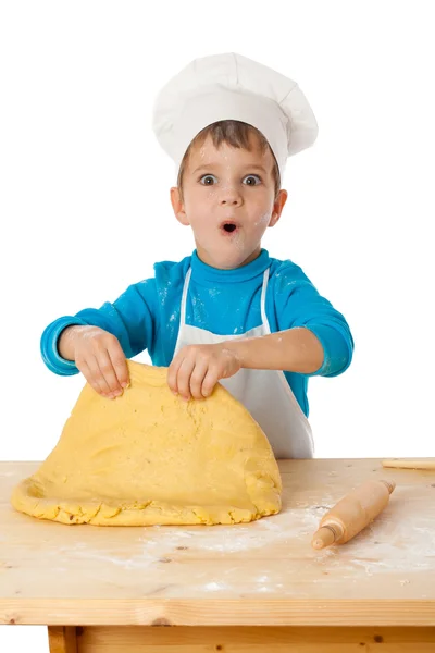 Ragazzino impastando la pasta — Foto Stock