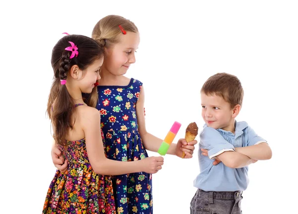 Due ragazze e ragazzo con gelato — Foto Stock