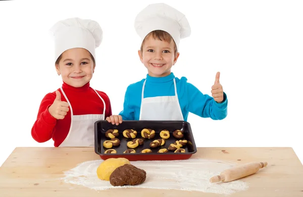 Twee kinderen met bakken en ok teken — Stockfoto