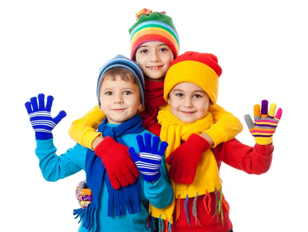 Groep van drie kinderen in de winterkleren — Stockfoto