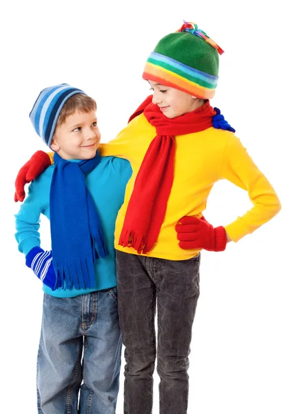 Двое улыбающихся детей в зимней одежде — стоковое фото