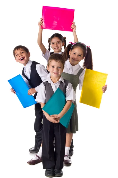 Bambini sorridenti in piedi con le cartelle — Foto Stock