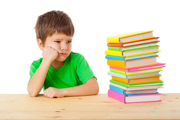 Niño pensativo con pila de libros —  Fotos de Stock