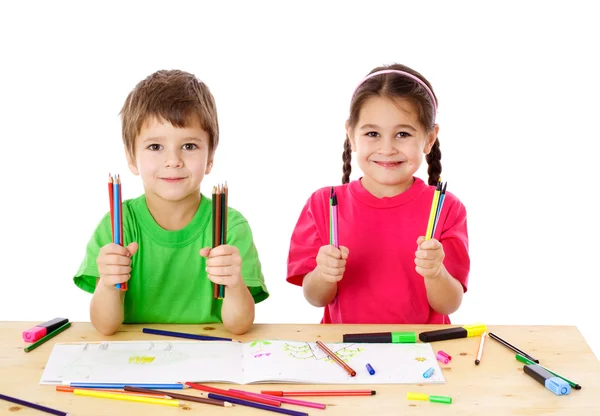 Двоє маленьких дітей з кольоровими олівцями — стокове фото