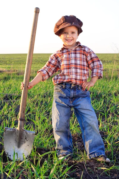 Lächelnder Junge mit Schaufel — Stockfoto