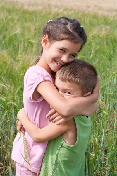 Zwei Kinder in einem Weizenfeld — Stockfoto