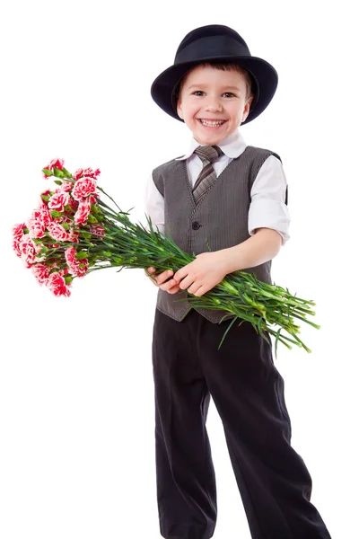 カーネーションの花束と帽子の少年 — ストック写真