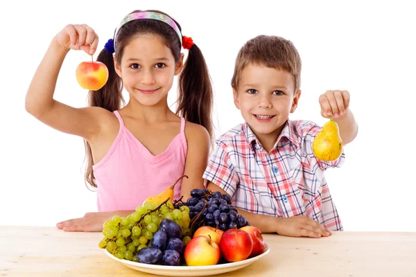 Niños con plato de fruta —  Fotos de Stock