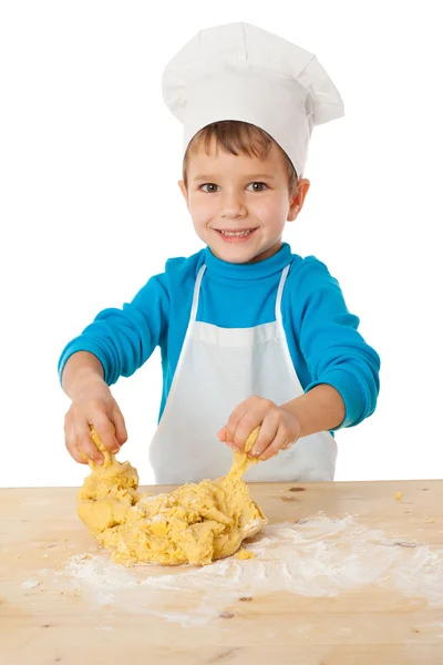 Kleiner Junge knetet den Teig — Stockfoto