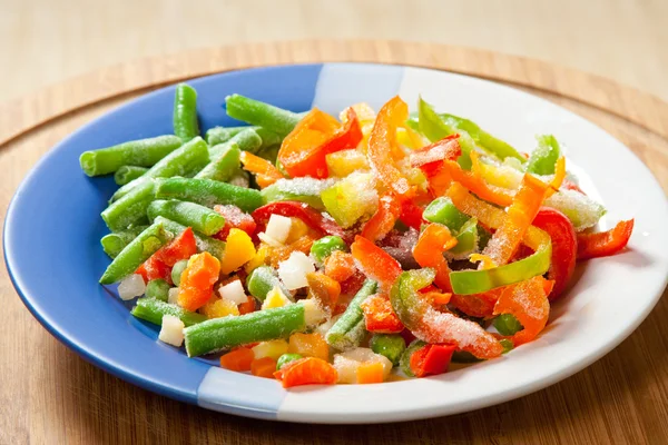 Verduras congeladas en el plato — Foto de Stock