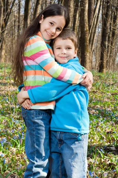 Kidsl parmi dans la forêt — Photo