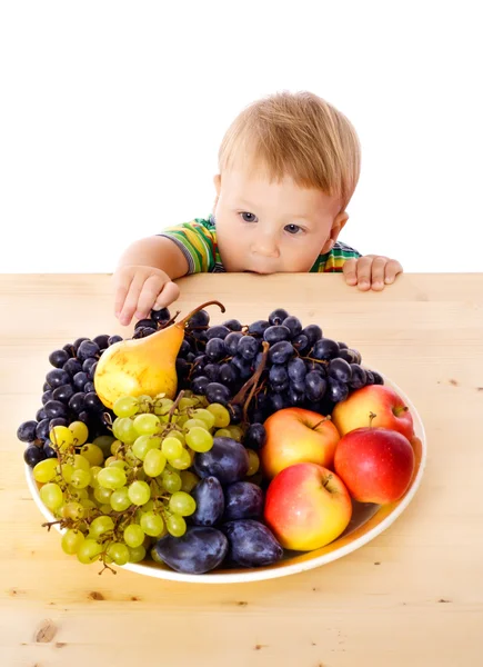 Baby met schotel van groenten — Stockfoto