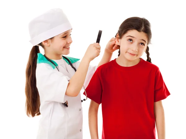 Κοριτσάκι ως γιατρός είναι τα επιθεωρούν τα αυτιά — Φωτογραφία Αρχείου