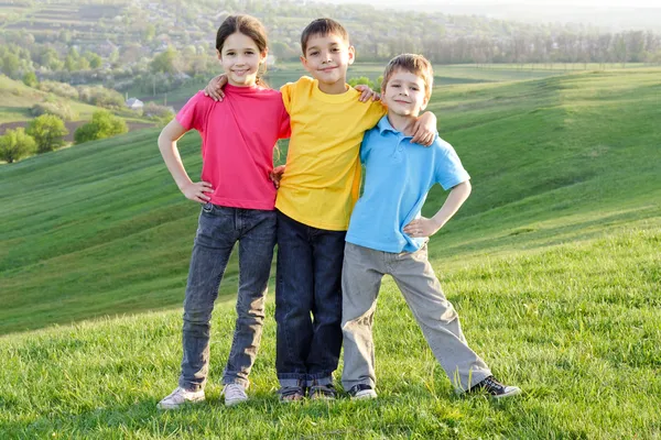 Niños felices en la ladera — Foto de Stock