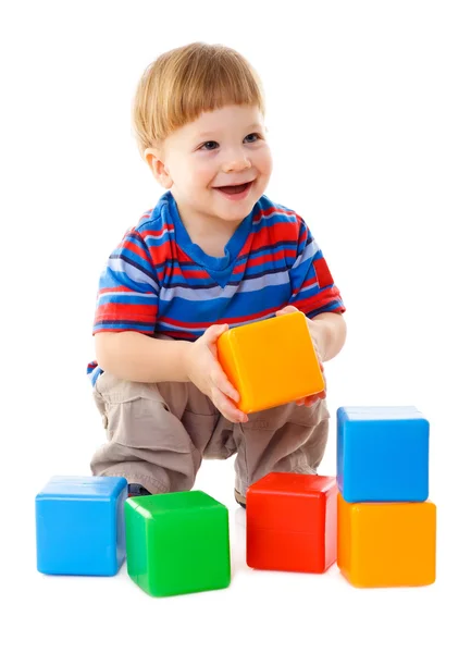 Mały chłopiec bawi się kolorowe kostki — Zdjęcie stockowe